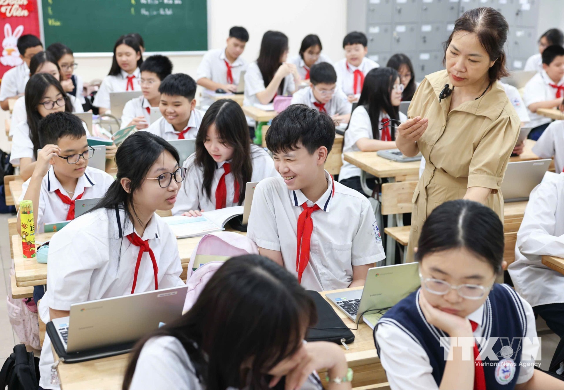 Học sinh cảm thấy việc trao đổi với giáo viên và thảo luận cùng bạn học được thực hiện thuận lợi hơn trong lớp học số; bài giảng điện tử dễ theo dõi và việc học tập trên môi trường số giúp các em chủ động hơn. (Ảnh: Thanh Tùng/TTXVN)